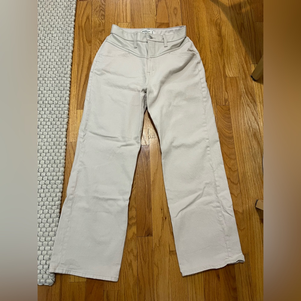 Abercrombie 90s Relaxed High Rise jean in stone with mixed leather top - Picture 1 of 6